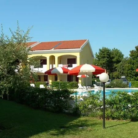 Shared Pool And Olive Orchard Garden شقة بيبيوني